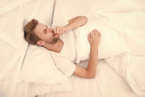 Knappe man die ontspant in bed. Snurken kan de kans op hoofdpijn verhogen. Veel voorkomende symptomen van slaapapneu. Oorzaken van vroege ochtendhoofdpijn. Migraine hoofdpijn. Slaapproblemen kunnen leiden tot hoofdpijn in de ochtend — Stockfoto