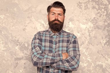 Olgun bir erkek gibi. Berber dükkanından sonra kendine güvenen erkek hippi. Kareli gömlekli profesyonel kuaför. Vahşi, sakallı, iğrenç bir geçmişi var. Sakallı ve bıyıklı ciddi bir adam.