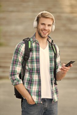 Fırsatı kaçırma. Eğitim teknolojisi. Öğrenci kazancı. Okul hayatı. Müziği dinle. Modern ve dijital gençlik. Mutlu adam. Üniversite öğrencisi kulaklıkları akıllı telefon. Online eğitim. Ses kitabı konsepti