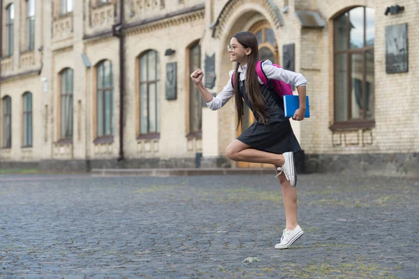 Vai para o grande. Criança feliz vai à escola no dia 1 de setembro. Primeiro dia de escola. 1 de Setembro. De volta à escola. Ensino primário. Inicialização. Dia do conhecimento. 1 de Setembro é aqui — Fotografia de Stock