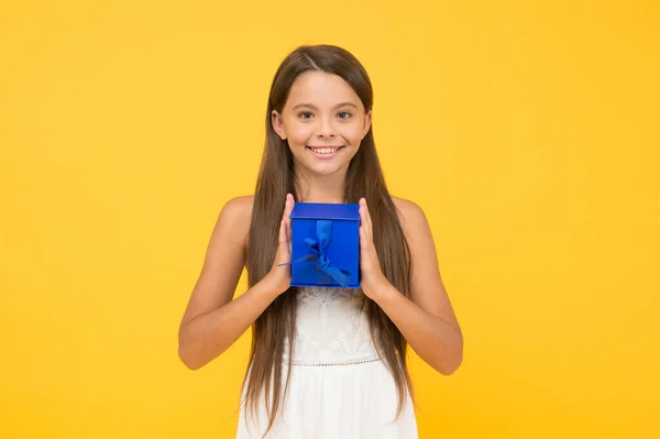 Belleza despreocupada ir de compras el lunes cibernético. niño sonriente compartir caja presente. niño pequeño listo para la fiesta de celebración. Feliz infancia. vacaciones de verano alegre. niño con caja de regalo —  Fotos de Stock