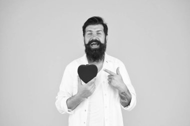 Sakallı hippi adam kırmızı kalbi tutar. Reçeteli ilaç. Tansiyon kolesterolü düşür. Nabzın ritmini hisset. Kalp rahatsızlığı. Sağlıklı alışkanlıklar ve yaşam tarzı. İzleme ve ölçme