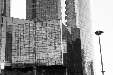 Şehir merkezi konsepti. İş merkezi. Cam cephe gökdelenleri. Mimarlık ve yapı. Yüzeyleri yansıtıyor. Modern şehir mimarisi. Mimarlık. Mimarlık konsepti. Sokak görünümü