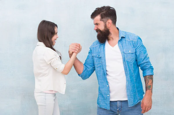 Gara aperta. Il braccio di ferro tra padre e figlia. Confronto della forza. Forza e potenza. Conflitto e opposizione. Festa dei padri. Valori familiari. Accetta la sfida. Crescere forte come mio padre — Foto Stock