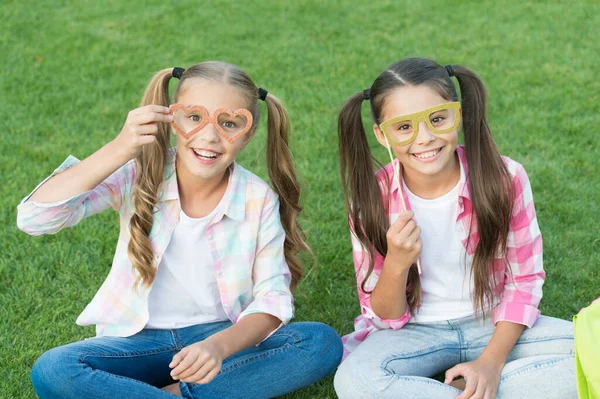 Беззаботные дети фото стенд реквизит смешные очки на открытом воздухе, простая концепция счастья — стоковое фото