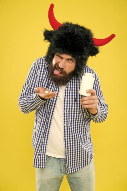 Protein takviyesi. Adam ya vitamin ya da ilaç şişesini tutar. Boynuzlu adam gücü ve gücü simgeliyor. Protein konusunda saçmalamayı kes. Kas yapmak için vücudunuzun ihtiyacı olan tüm proteinleri kolayca temin eder.