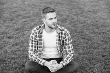 Yakışıklı adam yeşil çimlerin üzerinde oturuyor. Tıraşsız bir adam barışçıl bir ruh hali içinde. Geleceği düşünüyorum. Varoluşsal kriz. Öğrenci çayırda dinleniyor. Rüya gibi bir öğrenci. Dışarıdaki yakışıklı öğrenci alanı kopyalıyor.