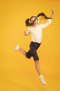 Çevrimiçi eğitim. Dans dersi. Çocuk müziğin tadını çıkarıyor. Sesli eğitim. Evde eğitim. Küçük kız öğrenci kulaklıkları. Çocuk mutlu müzik dinler. Şarkı söyle. Ses kitabı. Eğitim ve eğlence konsepti