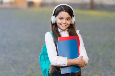 Mutlu çocuk okula geri dönüyor müzik dinleyen kitaplar, modern ergen konsepti.