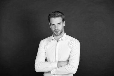 Bekar bir adam. Bekar, karanlık bir geçmişi var. Klasik tarzda bekar bir adam. Kendine güvenen bekar. Şık bir bekarlığa veda partisi. Erkek stili ve moda. 11 Kasım. Bekârlar günü. Bekar ve biraz çapkın.