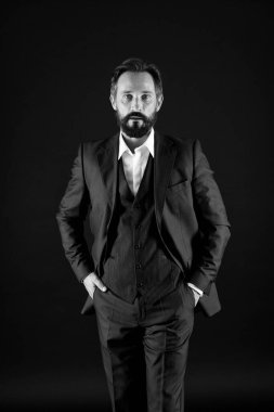 İşini iyi biliyor. Gölge işi kavramı. Kendine güvenen ve karizmatik CEO. Sadece başarılı olmak. Resmi giyinmiş sakallı bir adam. Büyük ve acımasız patron. İyi giyimli bir erkek. Takım elbiseli olgun iş adamı