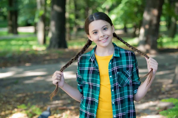 Dziewczyna scout słodkie warkocze nosić w kratkę ubrania natura tło, camping koncepcja — Zdjęcie stockowe