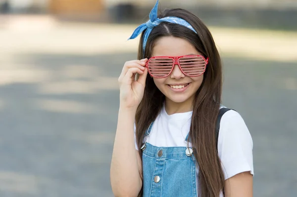 Sonriente chica adolescente de moda con diadema y gafas de sol, concepto de fiesta de verano — Foto de Stock