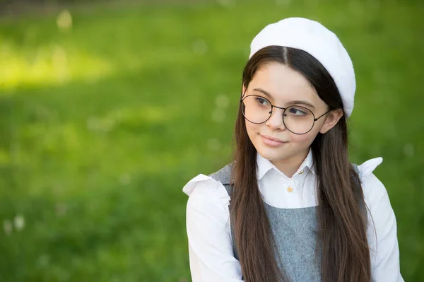 Elégant chapeau de béret de tenue de style français fille, concept d'étudiant d'élite collège — Photo