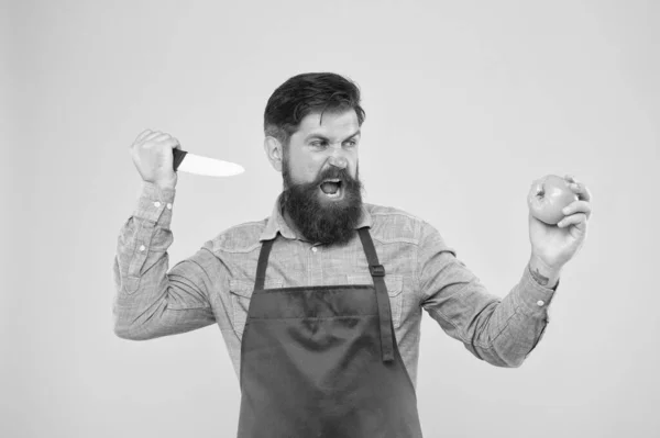 Caça de vitaminas. Chef barbudo usando avental vermelho. cozinheiro brutal cortou tomate. homem de avental com barba. cara confiante bonito cozinhar comida vegetal. alimentação saudável e dieta. Conceito de supermercado verde — Fotografia de Stock