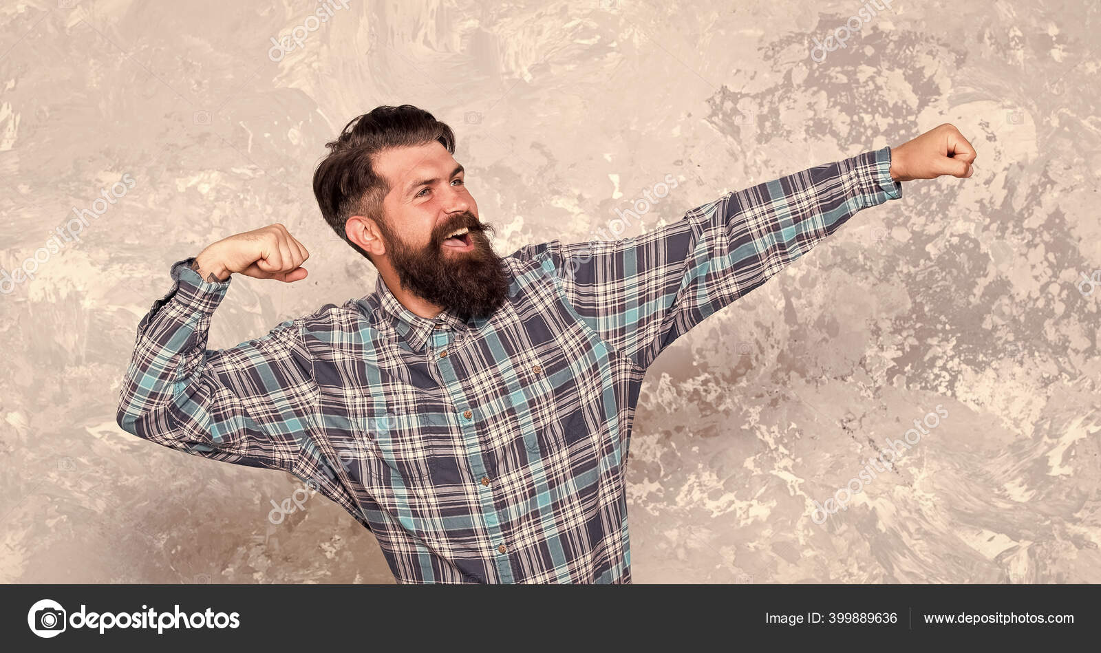 Estilo barbeiro. Barbeiro masculino em camisa xadrez penteando o