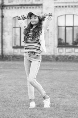 Yürüyen yeşil çimenler. Etrafta dolaşırdı. Liseli kız şapka takıyor. Gündelik tarz ve şapkalı bir genç. Çocukluk mutluluğu. Kıvırcık saçlı, şapkalı mutlu kız. Çocuk dışarıda gülümsüyor. Güzellik ve moda