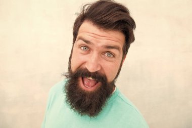 Erkek güzelliği algıları. Güzel sakal ve bıyık bakımı. Gülen surat. Sakal ve berber modası. Yakından bir yakışıklı. Erkeklik kavramı. Sakallı, hippi tarzı, sakallı, gri bir geçmişi var.