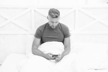 E-postayı kontrol et. İpuçlarını kilitle. Bir şeyler alıp internetten alışveriş yapmak. Adam yatakta telefonu kullanıyor. İletişim ve insan konsepti. Çevik iş. Günaydın titreşimleri. Ücretsiz kurslu çevrimiçi ev eğitimi