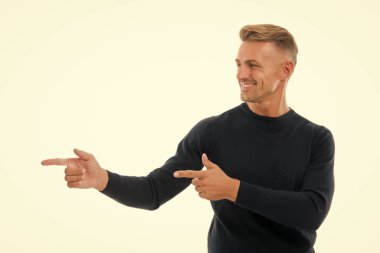 Şuna bir bak. Yeni ürünümüz. Şuna ne dersin? Ürün sunumu. Adam uzayı kopyalayan bir şey göster. Adam ürünü tanıtıyor. Reklam reklamı. Terfi konsepti. Ürün tanıtımı