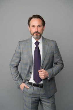 Yakışıklı, olgun bir çalışan resmi takım elbise giyer, iş kariyeri konsepti