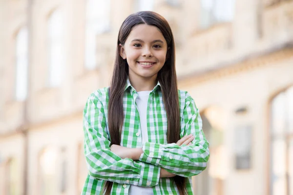 Bequemste Kleidung für Ihre Kleinen. Glückliches Kind im lässigen Stil. Modetrends für Mädchen. Trendiger Stil. Lässiger Kleiderschrank. Kinderkleidung. Casual Wear Kollektion. Alltagskleidung — Stockfoto