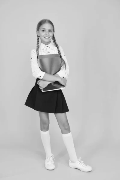 Educazione online durante la quarantena. apprendere bene portare un futuro di successo. giorno della conoscenza. sviluppo dell'infanzia. La ragazza della scuola indossa l'uniforme. bella bambina pronta a studiare. torna a scuola — Foto Stock