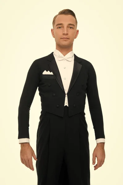 Club dei gentiluomini. Uomo ballerino sala da ballo look elegante. Ballerina di ballo da sala. Gentiluomo ben curato ballerino sfondo bianco. Concetto di fiducia. Ragazzo viso sicuro vestito in abito formale di lusso — Foto Stock