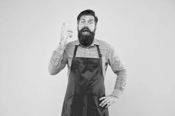 Hur man lagar mat. Barberaren i förklädet har en idé. Snygg självsäker kille mästare. Entreprenör i sitt moderna utseende. Skäggig kock eller servitör i rött förkläde. brutal servitör eller barista — Stockfoto