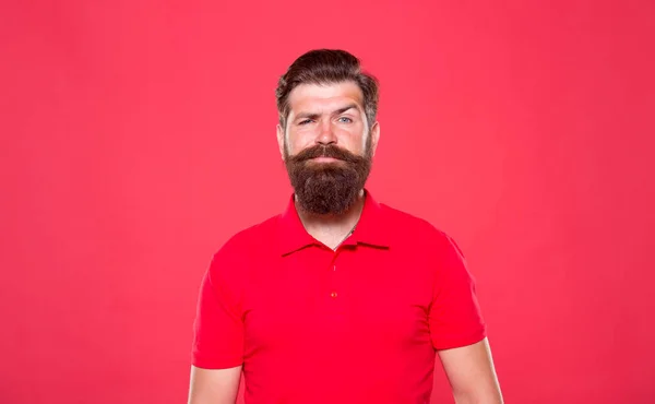 Salão de cabeleireiro. Homem sem barba com barba. Retrato de homem barbudo fundo vermelho. Um brutamontes com bigode. Hipster com barba. Brutalidade e confiança. Modelo de barbearia. Promoção de serviços de barbeiro — Fotografia de Stock