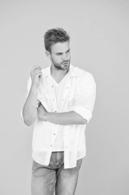 Tarzın en iyi referanslarından biri olarak kabul edilir. Moda konsepti. Erkek manken mağazası. Rahat hissediyorum. Erkek giyim ve şık kıyafetler. Sıradan gömlekli yakışıklı bir adam. Günlük kıyafetlerini giy.