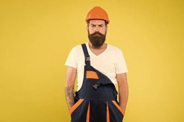 İşini çok seviyor. İş üniformalı inşaat mühendisi. Başlık takan bir adam. Güvenlik için kask tak. İnşaat uzmanıyım. Sakallı vahşi erkek işçi. O sadece bir zanaatkar. Mesleğinizi seçin