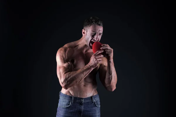 Come sano. Un tipo musculoso romántico. Hombre macho muscular cita romántica. Enamórate deportista. Bodybuilder pecho muscular preparándose para la fecha al aire libre o de noche. Salud. Vitaminas para corazón — Foto de Stock