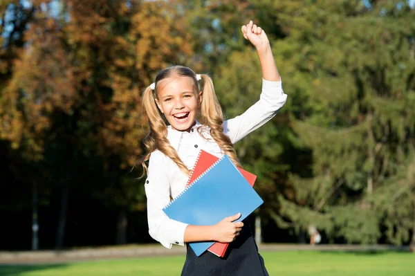 Eccellente studente ragazza studio con libro di scuola all'aperto, concetto futuro di successo — Foto Stock