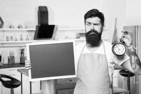 Comida rápida. homem sério pronto para comer. publicidade serviço de catering. espaço de cópia para o seu texto. Hora do pequeno almoço. Dia aberto hoje. Está na hora da boa comida. Entrega 24 horas por dia. melhor pizza apenas a tempo — Fotografia de Stock