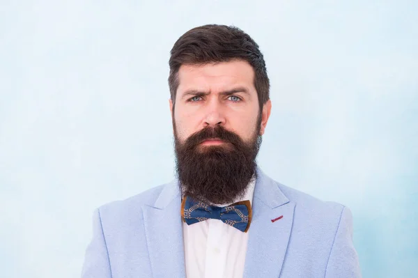 Модный хипстер мужчина носить модный смокинг бабочка галстук элегантный джентльмен, в день свадьбы концепции — стоковое фото