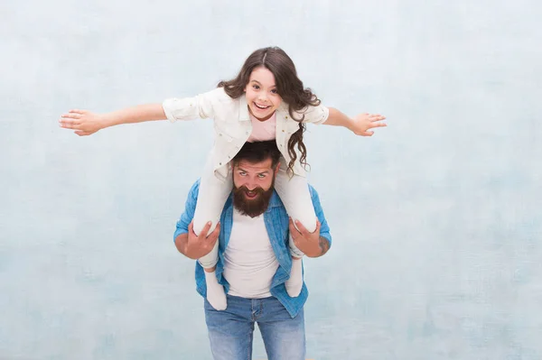 Uçabileceğime inanıyorum. Mutlu baba, küçük kızını sırtında taşıyor. Sakallı adam ve küçük çocuk birlikte oynuyorlar. Eğleniyorum. Aktif oyunlar. Güven ilişkilerini paylaşmak. Aile güveni ve sevgi. Aile değerleri — Stok fotoğraf