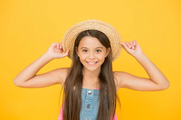 季節の美しさ。夏の天気予報。休暇の時間だ。女の子は麦藁帽子をかぶっている。ファッションと美しさ。子供の頃の幸せ。幸せな子供たちの日 — ストック写真