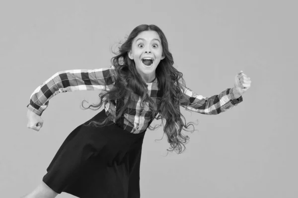 Por qué tanta prisa. Un niño sorprendido corre a la escuela. Niña abre la boca con sorpresa. Un niño pequeño mira con sorpresa. Sorprende los útiles escolares. De vuelta a la escuela. Sorpresa o acontecimiento inesperado — Foto de Stock