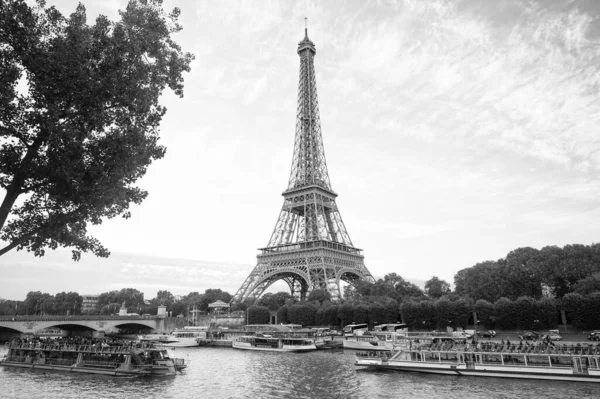 Paris, France - September 29, 2017: Seine river cruises and Eiffel tower. Boat rides. Waterside trips. Sightseeing tour. Landscape and landmarks travel. Traveling and wanderlust. Summer vacation — Stock Photo, Image