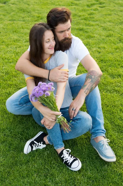 Безтурботна пара в любові розслабляється в парку, більше, ніж концепція друзів — стокове фото