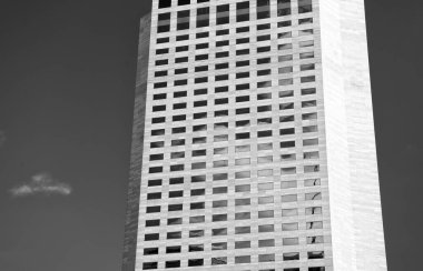 İş merkezi. Soyut arkaplan. Cam yansıtıcı kaplama. Gökdelen modern şehir mimarisi. Modern mimari. Gökyüzü ayna camdan pencerelere yansıyor. Mimarlık konsepti