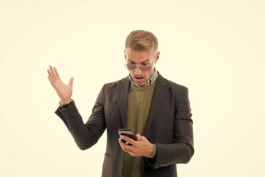 Mesajım var. İşadamı SMS 'i beyaz telefondan okumuş. SMS mesajı. Kısa mesaj servisi. İş için toplu mesajlaşma. SMS pazarlaması insanlara ulaşır. Taşınabilir yaşam biçimi