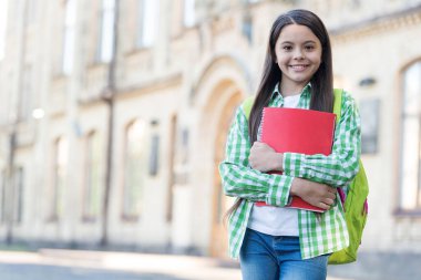 Özel öğretim ve öğrenme. Mutlu çocuk derse gider. Özel eğitim. İngilizce kursları. Bilgi toplama günü. 1 Eylül. Özel dil okulu. Öğrenmeye başla, boşluğu kopyala