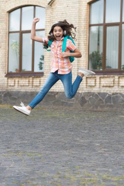 Mutluluğu paylaşın, okul aktivitelerinizi paylaşın. Enerjik çocuk dışarı zıplıyor. Mutluluk kavramı. Okula dönelim. Eğitim faaliyetleri. Okul tatili. Mutluluk okulun son günüdür.