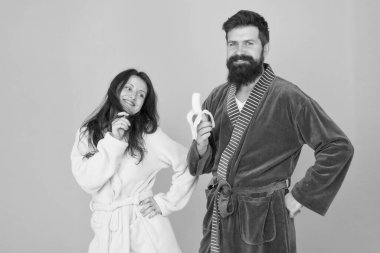 Sağlıklı yiyecekler. Birkaç uykulu yüz ev kıyafetleri muz yer. Bornozlu bir çift. Karantinada hayatta kalan tavsiye ilişkileri. Sağlığa iyi gelir. Sağlıklı kahvaltı. Sabah rutini. Yemeği paylaşmak.