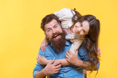 Baba ve mutlu küçük kız eğleniyor, sevimli sarılma konsepti
