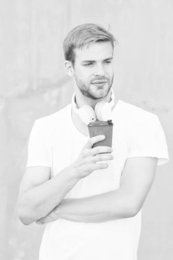 Kahve dükkanı. Huzurlu sakin adam taze sıcak kahvenin tadını çıkarıyor. Mükemmel latte. Günlük kafein miktarı. Seçebileceğin düzinelerce içki var. Yakışıklı adam kağıt bardak yapmak için kahve içer. Kafe kavramı