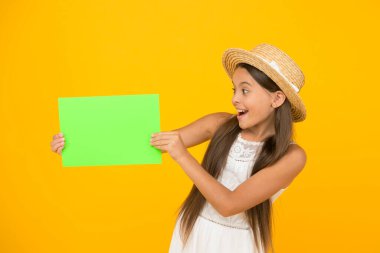 Parlak bir reklam. Katıl. Yaz satışları. Küçük mutlu kız poster fotokopi alanını tutuyor. Tatil zamanı. Kız hasır şapka. Reklam konsepti. Çocuk gezgin. Turizmi destekliyorum. Etkili reklamcılık