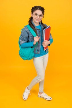 Öğrenci, zeki, tatlı kız yetenekli çocuklar için kurslara gidiyor, dil kursları konsepti.